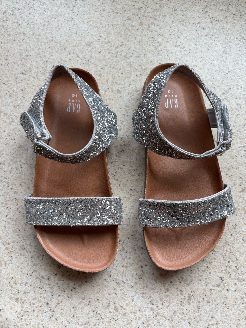 GAP Kids Silver Sandals Grey Glitter & Tan Brown Footbed in Kid Girls Size 1-2